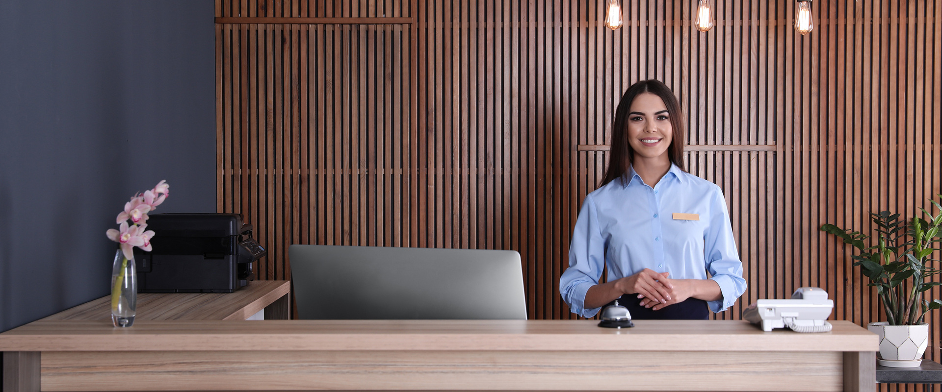Eine Frau steht hinter einer Rezeption